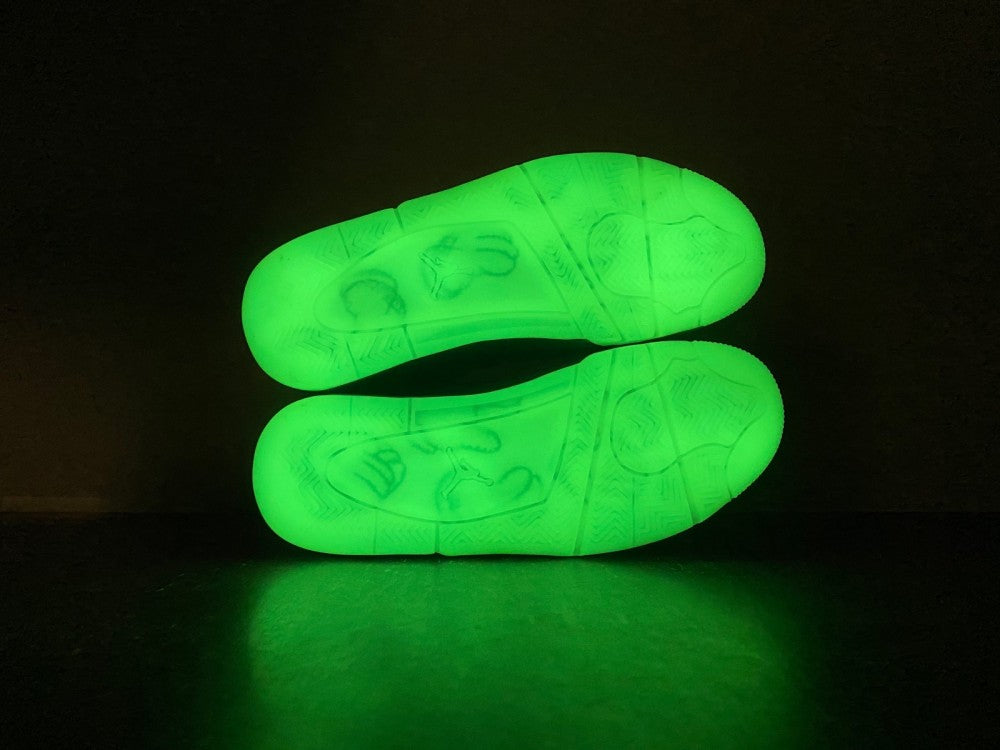 Jordan 4 KAWS x Air Jordan 4 "Cool Grey"