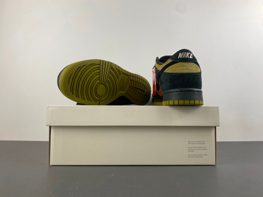 Nike SB Dunk Low "Camper Green"