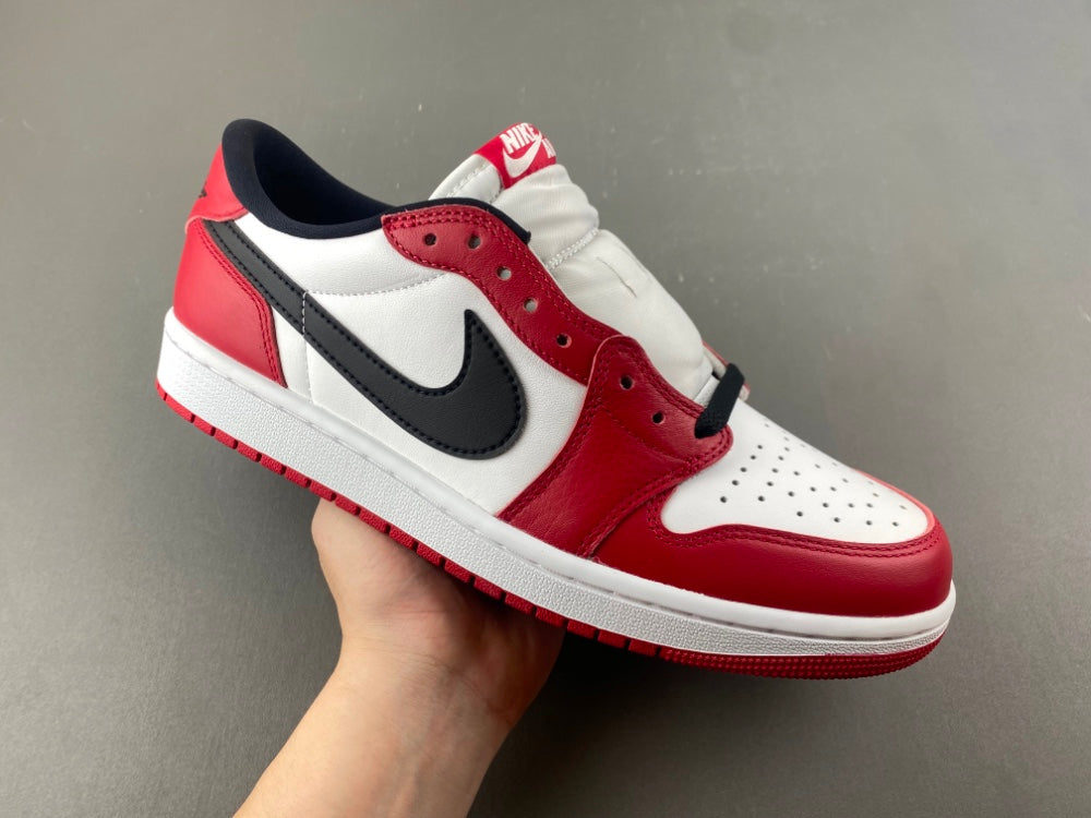 Air Jordan 1 Low OG Chicago.