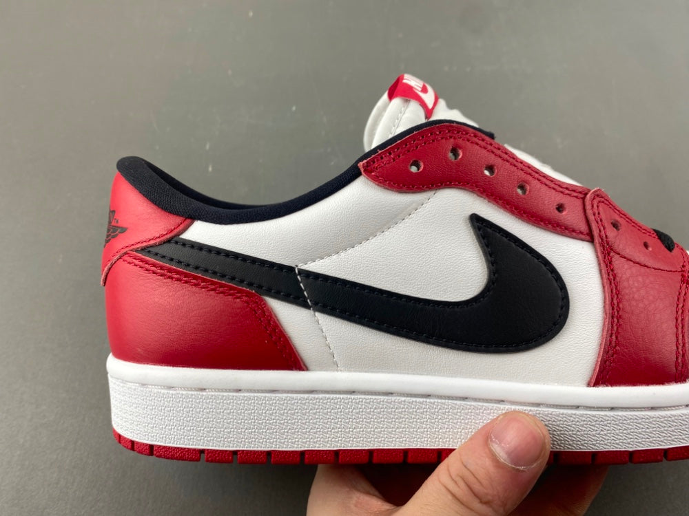 Air Jordan 1 Low OG Chicago.