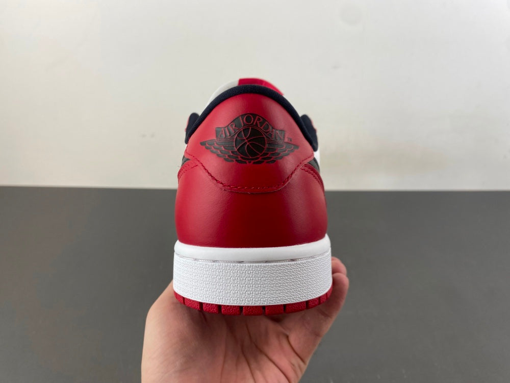 Air Jordan 1 Low OG Chicago.
