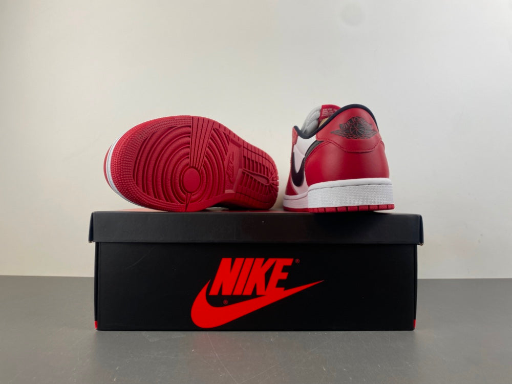 Air Jordan 1 Low OG Chicago.