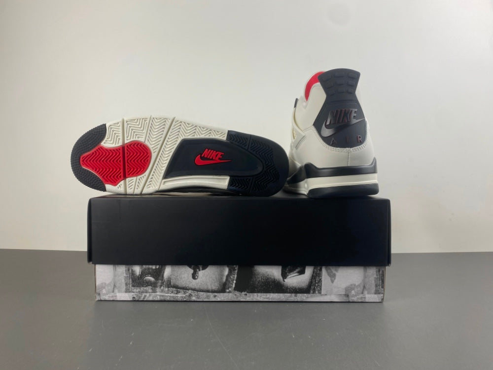 Air Jordan 4 "Flight Club"